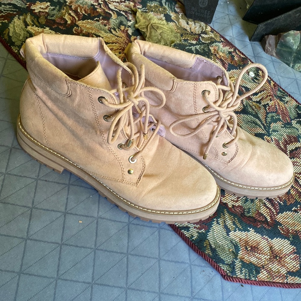 GUESS Lace-Up Boots. Women’s Size 9. Vegan Suede/Leather, rubber soles.